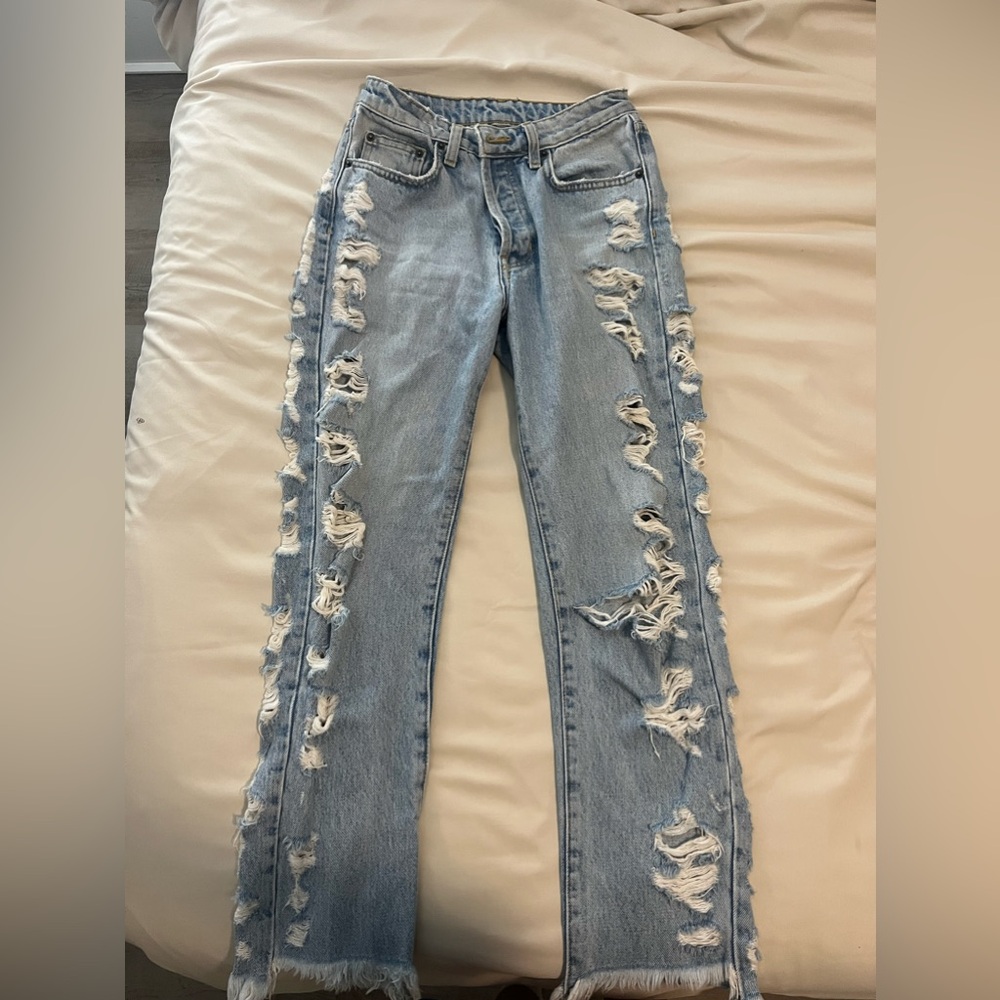 light blue washed ripped carmar skinny jeans. size 24